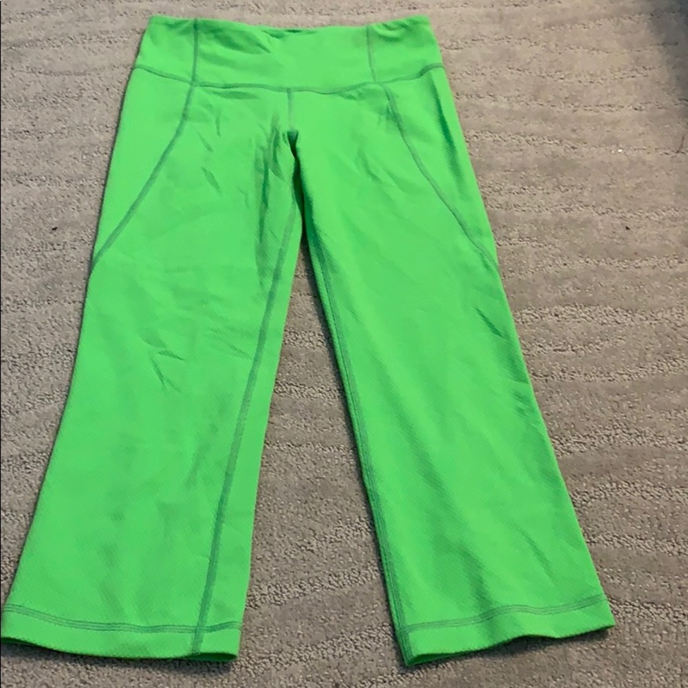 ❤️Women’s Lululemon Athletic capris size 4❤️